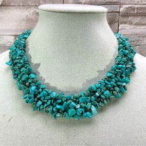 Beautiful Unsigned Silver Tone Faux Turquoise Howlite Stone Chip Nugget Necklace